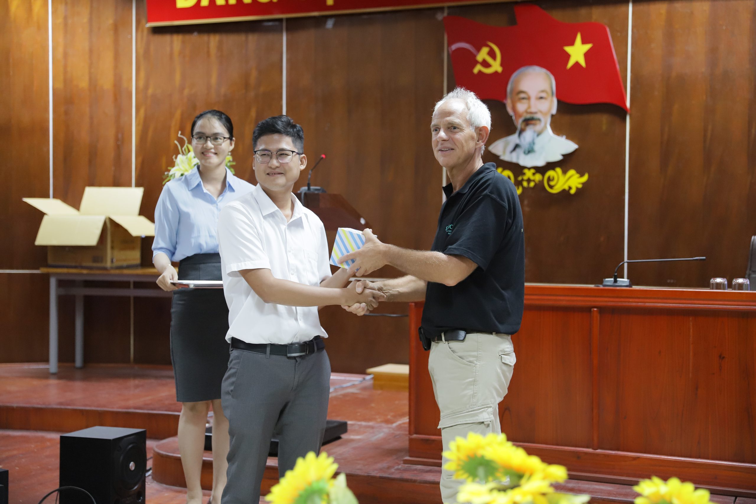Tiến sĩ Nguyễn Thành Tựu - Phó Viện trưởng Viện Khoa học Công nghệ Môi trường tặng quà lưu niệm cho Giáo sư Harry Futselaar